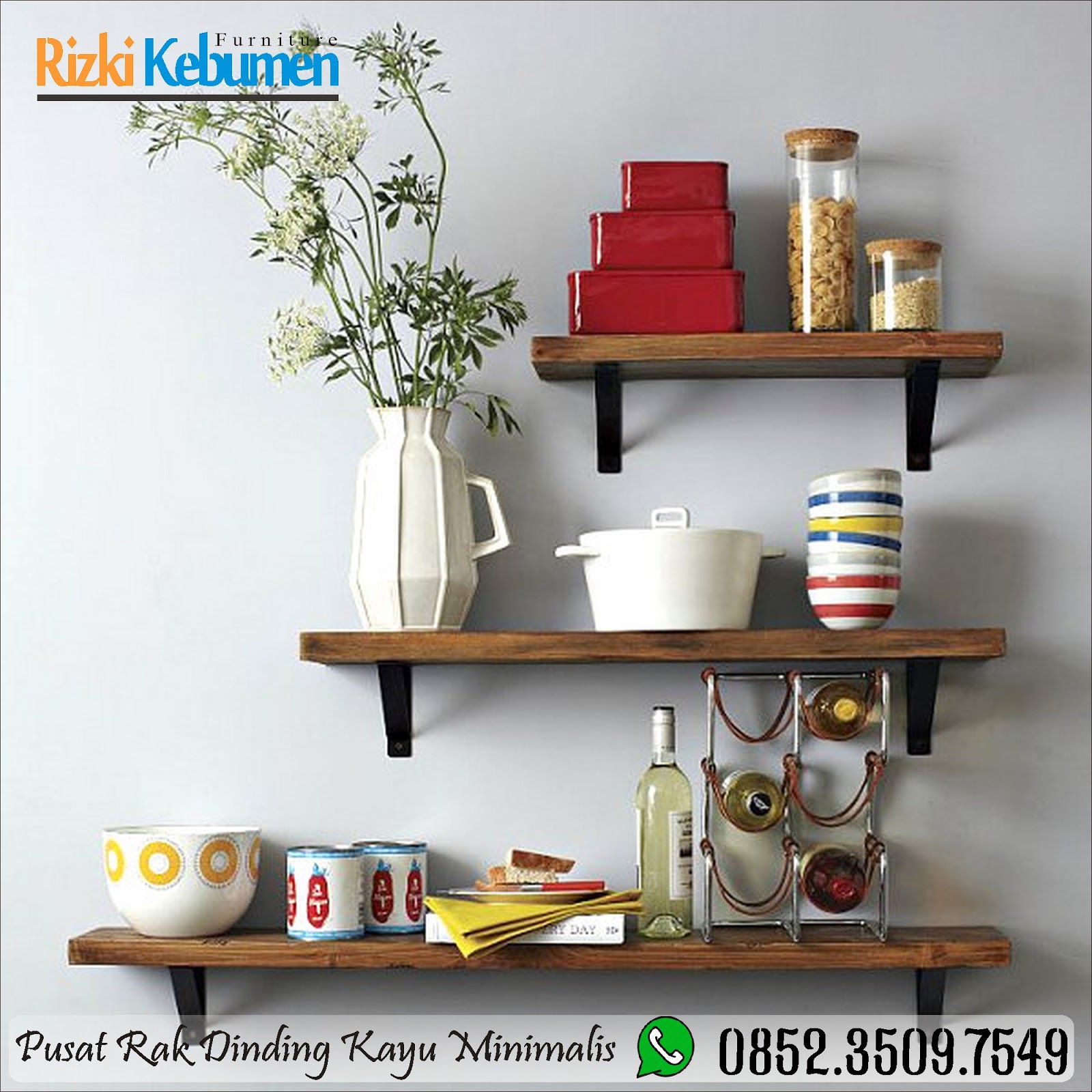 Деревянные стеллажи в интерьере кухни